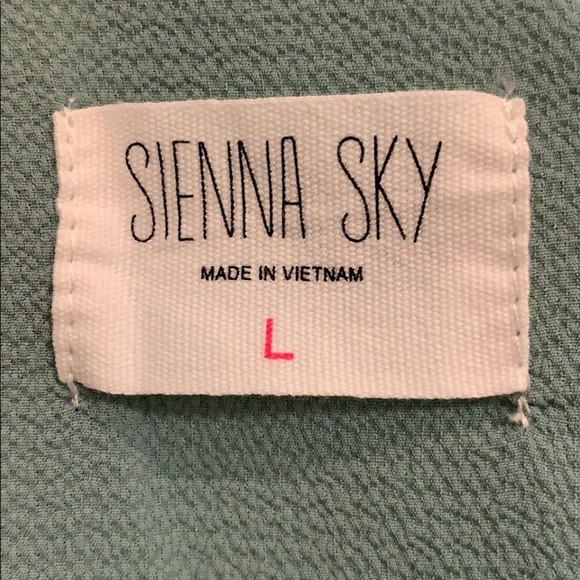 Sienna Sky Top Size Large Off The Shoulder - Picture 2 of 3